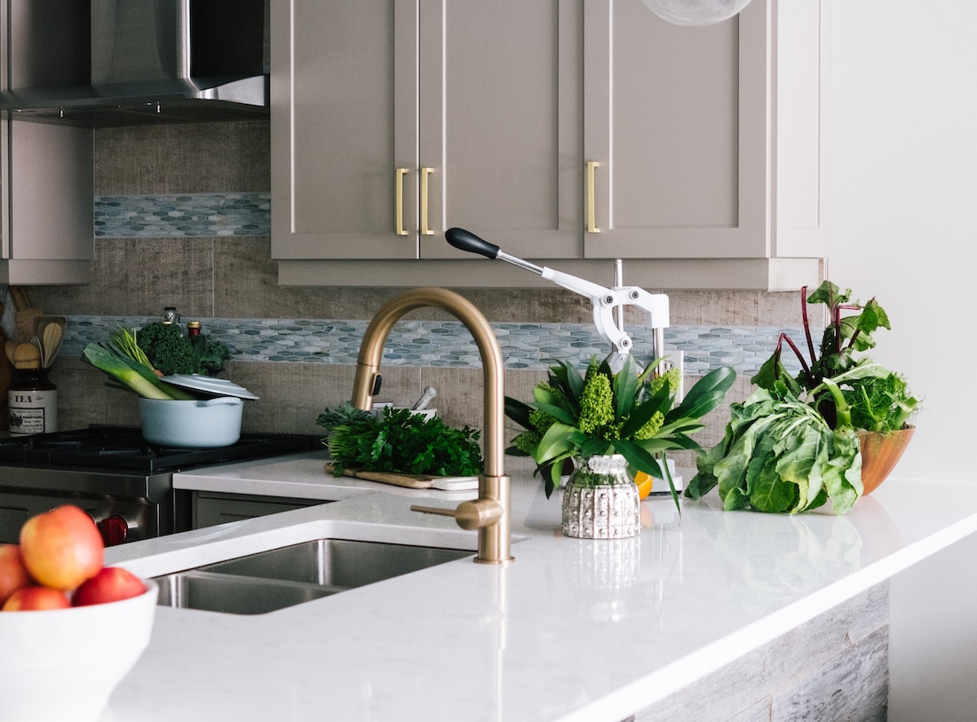 What Colour Splashback Goes With a Cashmere Kitchen?